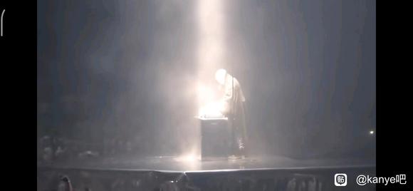 ����һ��kanye�ⳡ�ݳ���ı�ֽ ��ֱ�� �뵱������ֽ-2.jpg