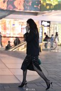 黑色丝袜搭配高跟鞋，适合春季的穿搭，也展现