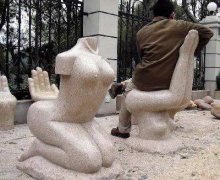 下跪祼女翘臀当椅子被指践踏女性(图)