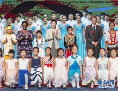 彭麗媛出席“艾滋病�結核病防治宣傳校