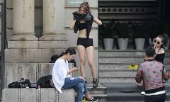 女模当街更衣脱得只剩内衣裤 市民批不雅