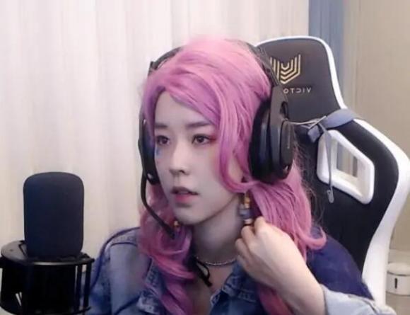 Ů�����Գƴ����컨��,������cos������Ů,��С�۾��е�һƴ!-3.jpg