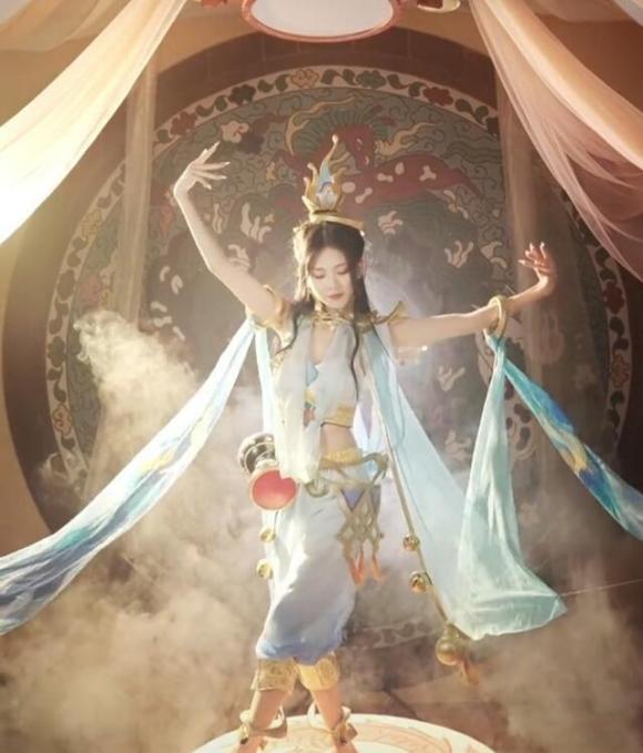 Ů�����Գƴ����컨��,������cos������Ů,��С�۾��е�һƴ!-2.jpg