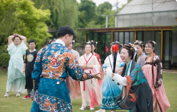�人����С����ȥ����?Ҽ���Ž�����̤��,̫�д����˰�-3.jpg
