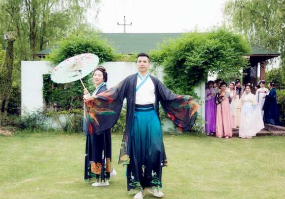 �人����С����ȥ����?Ҽ���Ž�����̤��,̫�д����˰�-2.jpg