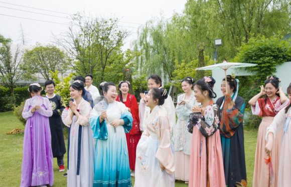 �人����С����ȥ����?Ҽ���Ž�����̤��,̫�д����˰�-1.jpg