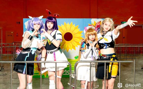 ө�����չ�ĸ�С���coser-2.jpg
