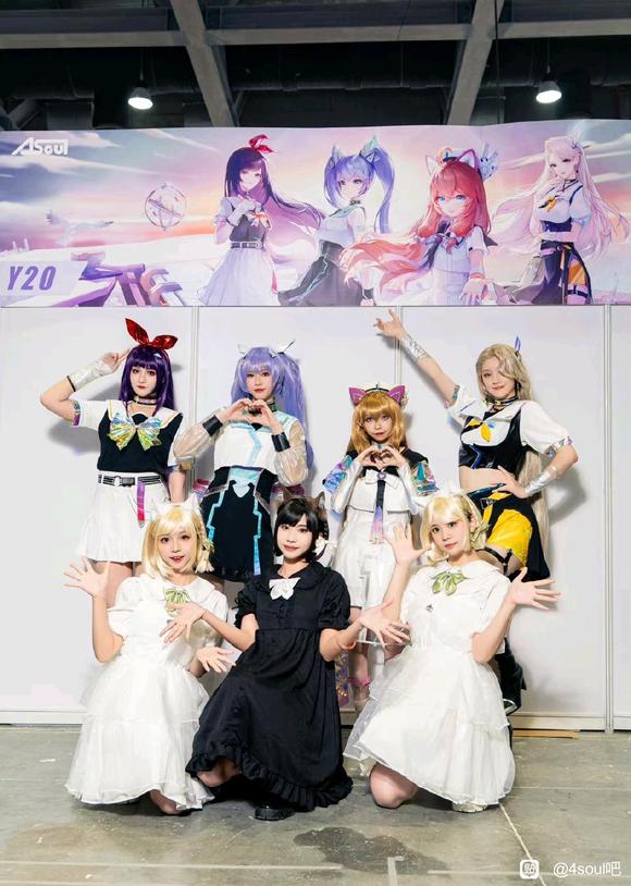 ө�����չ�ĸ�С���coser-3.jpg