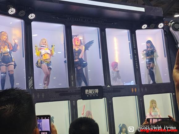 ����������ө�����չ����ͼ�����ұߵ��׹�������λcoser��-2.jpg