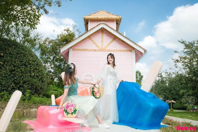 920�Ͱ����Լ����ɶ�����ǧ�˹㳡��չ������