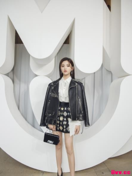 �����Ů�μ��Ž��ݳ��ᣬ���ĳ�Ϊ���㣬�Խһ˫������̫����